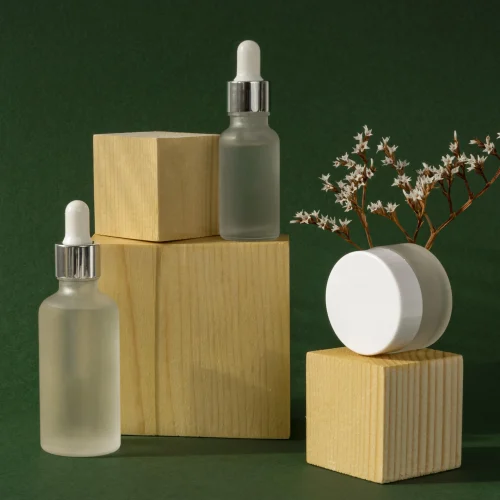 assortiment de compte gouttes d huile pour la peau et de recipients pour creme pour le visage